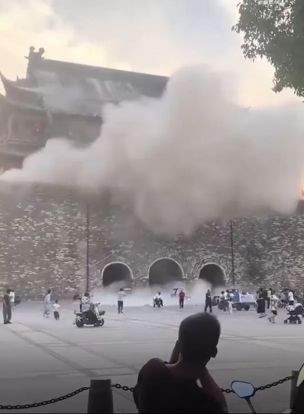 “La caída de tejas duró uno o dos minutos”, dijo un testigo al medio Yangcheng Evening News / Captura