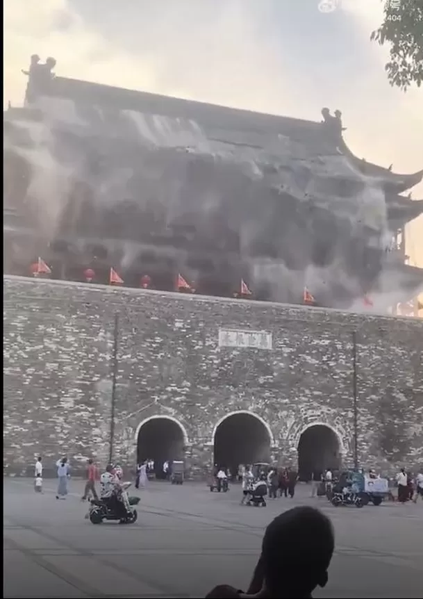 El derrumbe ocurrió apenas dos meses de que la torre sea sometida a trabajos de reparación / Captura