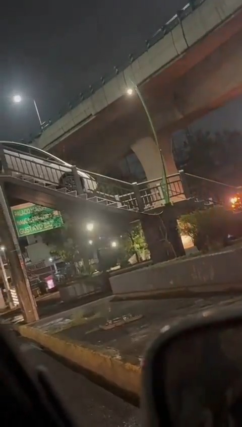 Conductor intentó cruzar puente peatonal con su auto / X: @SoyNaucalpan