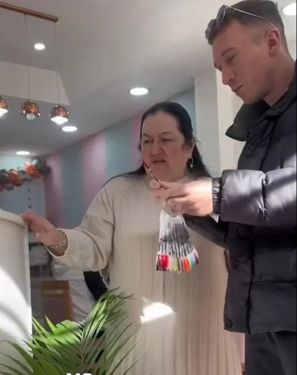 Eligiendo modelo y color para sus uñas | Captura: TikTok Eligiendo modelo y color para sus uñas | Captura: TikTok