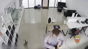 Hombre robó celulares en su primer día de trabajo. Foto y video: Ministerio del Interior ruso 