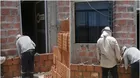 ¡Se pasaron de fríos! Familia construyó casa tapando la puerta y ventana de su vecino 