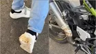 Se quemó la zapatilla con caño de escape de moto y se hace viral