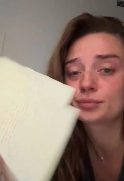 La joven no pudo dejar de llorar mientras leía la carta de su ex / TikTok @eleewiis