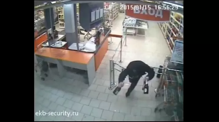 Si vas a robar licor de un supermercado, no lo hagas de esta forma Si vas a robar licor de un supermercado, no lo hagas de esta forma