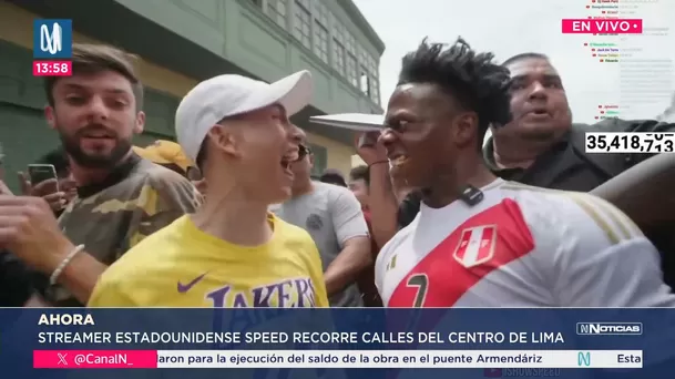 Fanático le regaló un King Kong a Speed durante su recorrido por Lima / Captura Fanático le regaló un King Kong a Speed durante su recorrido por Lima / Captura