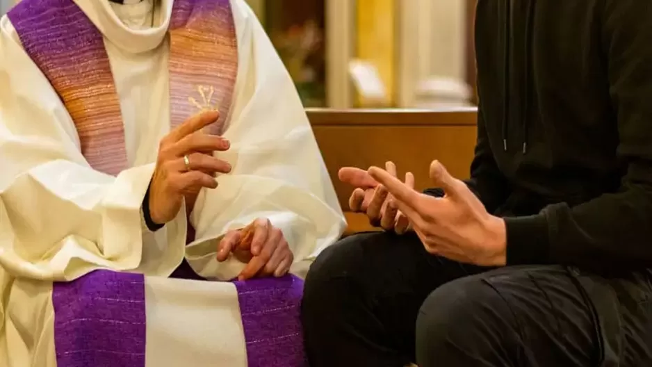 Sacerdote falso "confesó" a trabajadores de restaurante / Referencial / Aciprensa