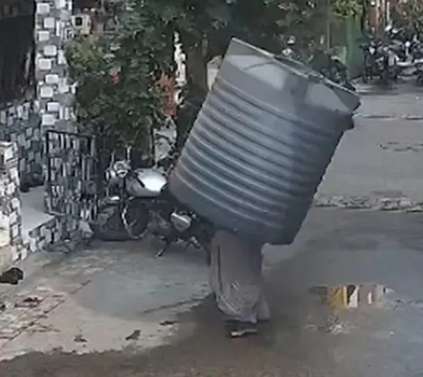 El tanque de plástico cayó encima de la mujer en plena calle / Captura