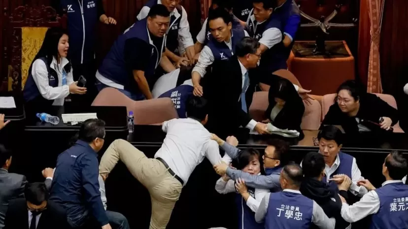¡Terrible! Legisladores se agarraron a golpes en plena sesión