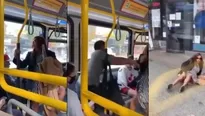 TikTok: Mujer le escupe en la cara a hombre en bus y él la empuja fuera del vehículo. Foto: La Razón México 