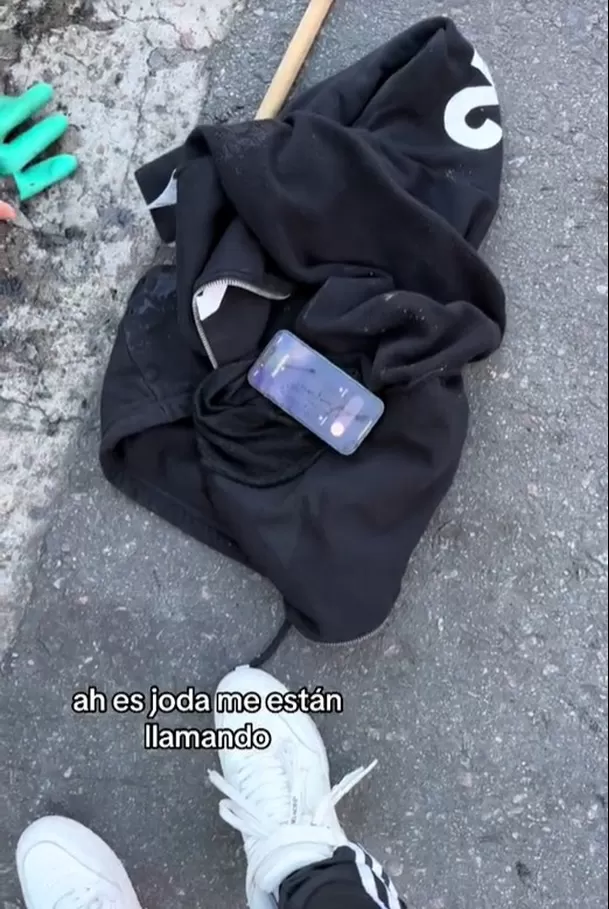 Hombre se metió a alcantarilla para recuperar su celular. Foto: TikTok