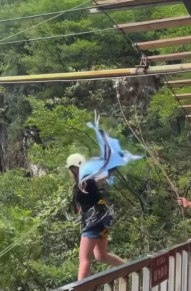Debido a la gravedad de caída, la turista murió camino al hospital / Captura 