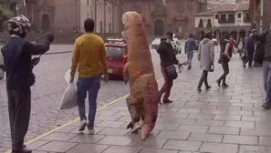 Turista pasea por Cusco disfrazada de dinosaurio para protegerse del coronavirus. Foto: La República