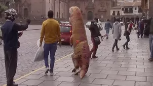 Turista pasea por Cusco disfrazada de dinosaurio para protegerse del coronavirus. Foto: La República