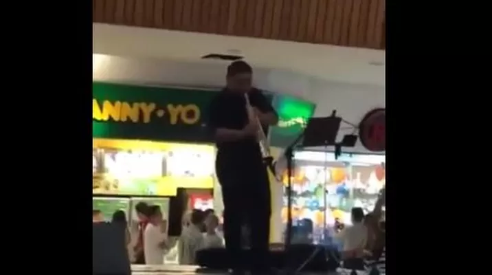 Músico ejecutó la canción de My heart will go on cuando se inundaba centro comercial. Foto: @EsauGv Músico ejecutó la canción de My heart will go on cuando se inundaba centro comercial. Foto: @EsauGv
