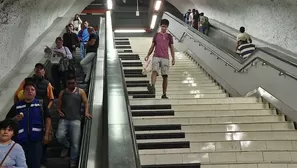 Usuarios del metro tocan el piano gigante con sus pies. Video: AFP