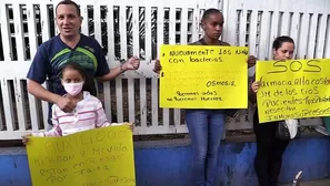 Venezuela: padres de niños con trasplantes se encadenan a hospital. Video: AFP