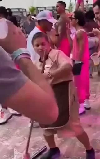 La señora lo dejó todo en la pista de baile de un pool party en Cancún / Captura