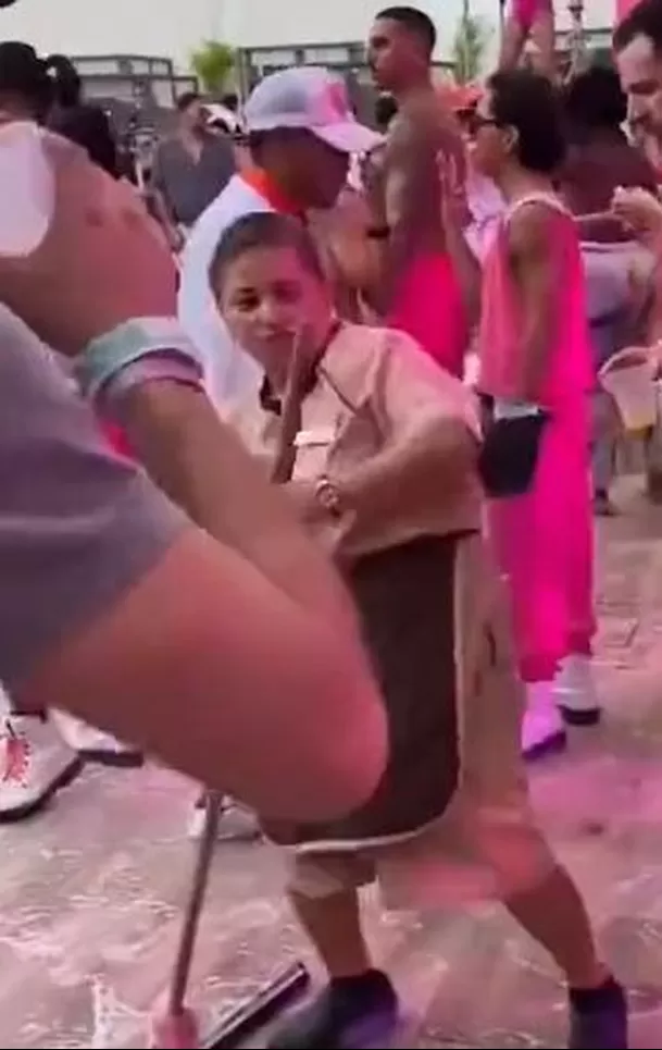 La señora lo dejó todo en la pista de baile de un pool party en Cancún / Captura