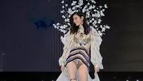 Modelo Ming Xi se cayó en desfile de Victoria's Secret. Foto: AFP