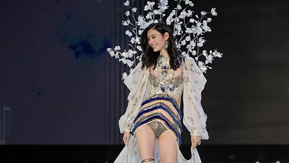 Modelo Ming Xi se cayó en desfile de Victoria's Secret. Foto: AFP