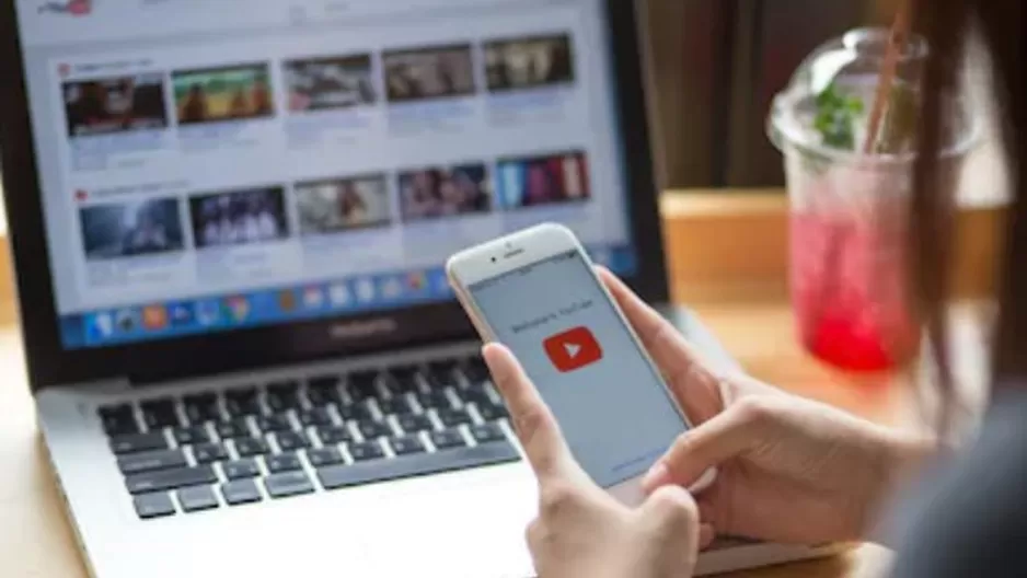 YouTube es acusada de orientar a usuarios hacia videos que niegan el cambio climático. Foto: Shutterstock