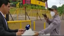 YouTube: Asaltan con arma a periodista mientras realizaba reportaje afuera de estadio en Ecuador. Foto: Captura