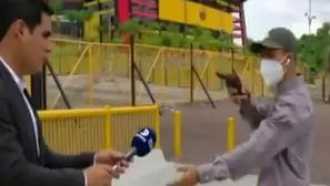 YouTube: Asaltan con arma a periodista mientras realizaba reportaje afuera de estadio en Ecuador. Foto: Captura