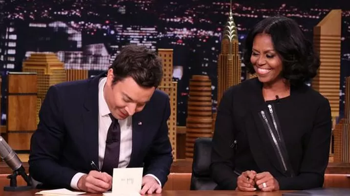 MIchelle Obama junto a Jimmy Fallon. (Vía: YouTube) MIchelle Obama junto a Jimmy Fallon. (Vía: YouTube)
