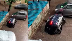 YouTube: Captan momento en el que auto estacionado es ‘tragado’ por el asfalto en segundos. Imagen: Twitter @thakur_shivangi