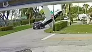 YouTube: Captan el momento en el que un avión impacta contra un auto en una calle de Florida. Foto: Captura