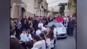 El video del cura desfilando en un porche jalado por 50 ni&ntilde;os ya es viral en YouTube y en otras redes sociales. (Foto: Captura/Video: Canal N)