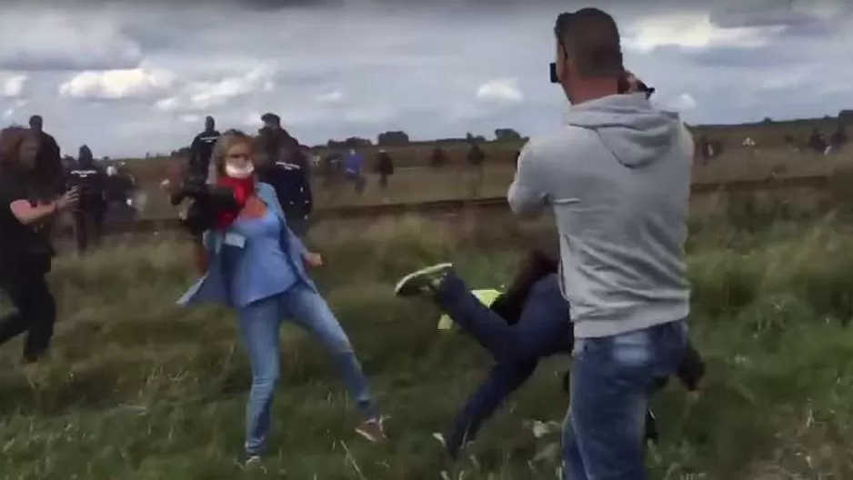 Petra Laszlo hace caer a un padre que escapa de la Polic&iacute;a h&uacute;ngara con su ni&ntilde;o en brazos. (V&iacute;a: YouTube)