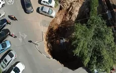 YouTube: Enorme cráter surge de improviso en un estacionamiento y se 'traga' un auto - Noticias de agua