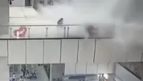 YouTube: enorme torrente cae sobre mujer y la arrastra en centro comercial de China. Foto: Captura