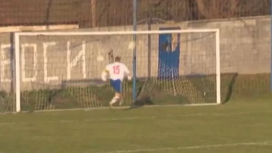 Jugador falla increíblemente al intentar meter un gol. (Vía: Twitter)