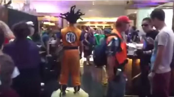 YouTube: fan de Goku pasea en una 'nube voladora' por centro comercial