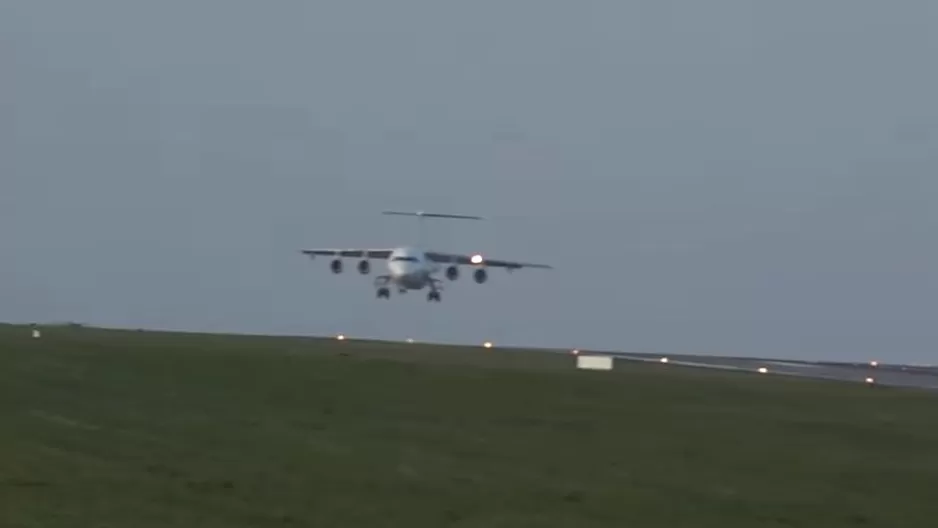 YouTube: fuertes vientos casi originan una tragedia para este avión YouTube: fuertes vientos casi originan una tragedia para este avión