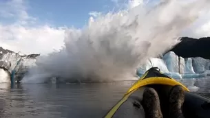 YouTube: graban colapso de glaciar y sobreviven a la ca&iacute;da de trozos de hielo en Alaska. Foto: captura