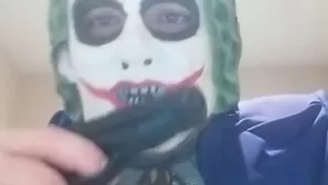 Hombre con máscara del Wason. (Vía: YouTube)