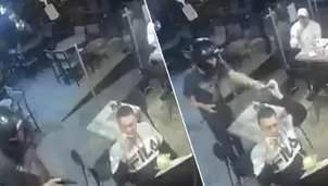 YouTube: Hombre no deja de comer sus alitas de pollo durante robo a mano armada en restaurante. Foto: Captura / Video: RT