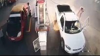 YouTube: Hombre provoca incendio en gasolinera por usar celular mientras abastecía su auto de gasolina. Captura y video: RT