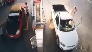 YouTube: Hombre provoca incendio en gasolinera por usar celular mientras abastecía su auto de gasolina. Captura y video: RT