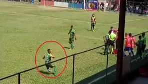 YouTube: La insólita actuación de un futbolista que se golpeó para simular una pedrada en la cabeza. Foto: Captura