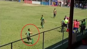 YouTube: La insólita actuación de un futbolista que se golpeó para simular una pedrada en la cabeza. Foto: Captura