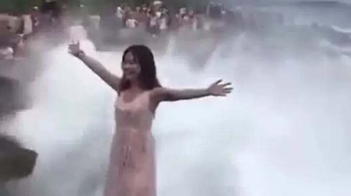 El terrorífico momento fue registrado en video y se ha convertido en viral en YouTube. Foto: Captura El terrorífico momento fue registrado en video y se ha convertido en viral en YouTube. Foto: Captura