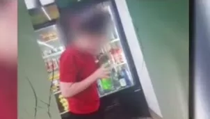 YouTube: jóvenes escupen en refrescos y los dejan en refrigerador de tienda en Estados Unidos. Foto: captura