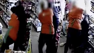 YouTube: Ladrón pone navaja en el cuello de dueña de tienda para robarle, pero ella le da una lección. Foto: Ministerio del Interior de Rusia / Video: RT