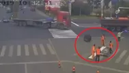 YouTube: llanta de más de 200 kilos se desprende de camión y atropella a trabajador