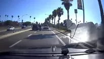 YouTube: motociclista patea el espejo de un auto y el karma le devuelve el golpe de inmediato. Foto: captura